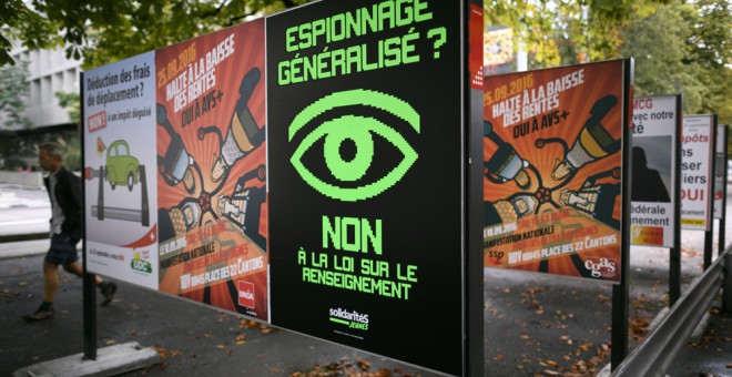 Un cartel en Ginebra que dice '¿Espionaje generalizado? No a la Ley de Inteligencia', de la campaña contra la propuesta de una nueva ley que da más atribuciones a los servicios de inteligencia suizos. AFP / Fabrice Coffri