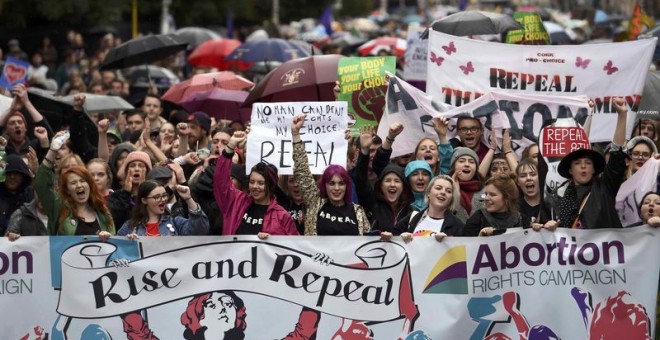 Miles de personas detrás de la pancarta que ha encabezado la manifestación por la despenalización del aborto.
