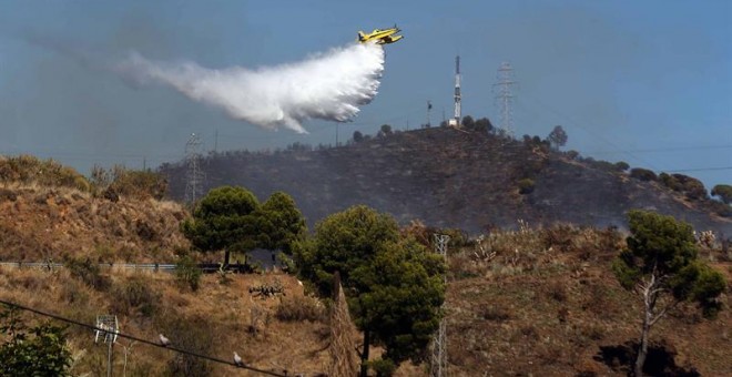 Un incendio forestal ha originado una densa columna de humo visible a gran distancia en la sierra de Collserola, en el término de Esplugues de Llobregat (Barcelona). Seis dotaciones aéreas y diez terrestres de los Bomberos de la Generalitat están trabajan
