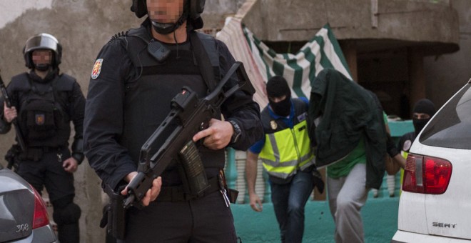 La Policía, durante las detenciones de los cinco presuntos yihadistas. EFE