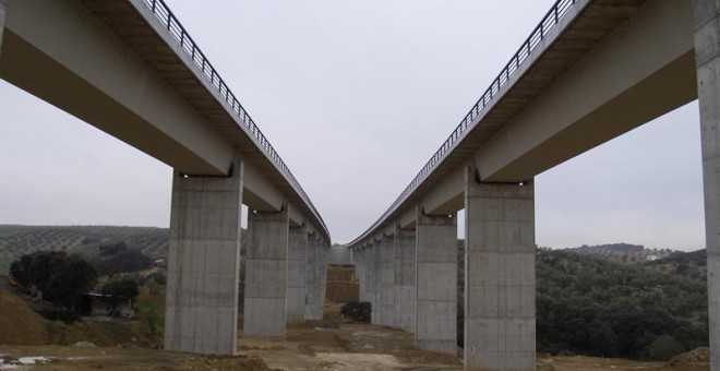Viaducto realizado en la variante sur de Loja  para la línea de Alta Velocidad Antequera-Granada, ahora abandonado. MAREA AMARILLA