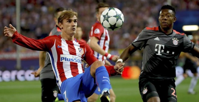 El defensa austriaco del Bayern Munich David Alaba lucha el balón con el delantero francés Antoine Griezmann, del Atlético de Madrid, durante el partido de la segunda jornada de la fase de grupos de la Liga de Campeones que se juega esta noche en el estad