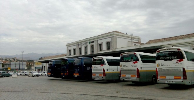 La estación de tren de Granada, con los autobuses que llevan hasta la estación de Antequera Santa Ana, Málaga, en sustitución de los trenes. MAREA AMARILLA