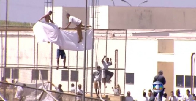 Algunos de los presos saltando las vallas del Centro de Progresión Penitenciaria de Jardinópolis.