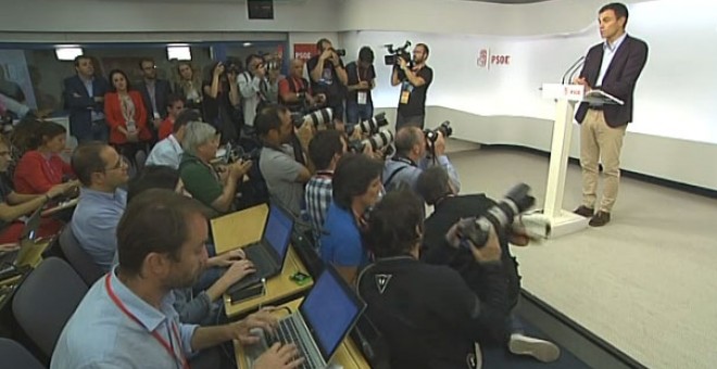 Pedro Sánchez se dirige a los medios de comunicación tras su dimisión.-