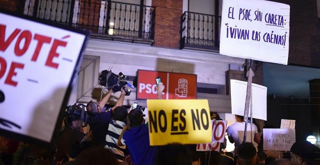 Ambiente en las puertas de la sede del PSOE en la madrileña calle Ferraz, tras conocerse que su líder, Pedro Sánchez, ha dimitido.- Fernando Villar (EFE)