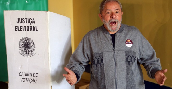 El expresidente de Brasil, Luiz Inacio Lula da Silva,. en un colegio electoral de Sao Bernardo do Campo. - REUTERS
