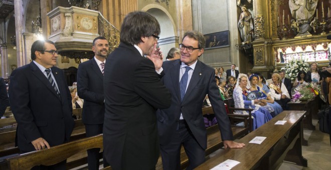 El presidente de la Generalitat de Catalunya, Carles Puigdemont, habla con el ex presidente Artur Mas. EFE