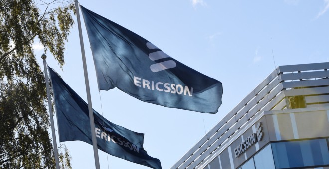 Banderas con el logo de Ericsson ante la sede de la compañía tecnológica en Estocolmo. REUTERS