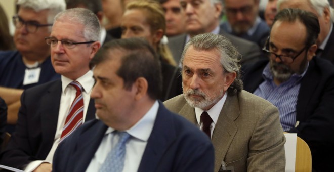 Francisco Correa, presunto cabecilla de la trama Gürtel, y Pablo Crespo, exsecretario de Organización del PP de Galicia y supuesto número dos de la trama, durante el juicio en la sede de la Audiencia Nacional de San Fernando de Henares. EFE/Chema Moya