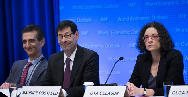 De izquierda a derecha: el director adjunto del Departamento de Investigación del Fondo Monetario Internacional (FMI), Gian Maria Milesi-Ferretti, el economista jefe del FMI, Maurice Obstfeld, la jefa de estudios del Departamento de Investigación, Oya Cel