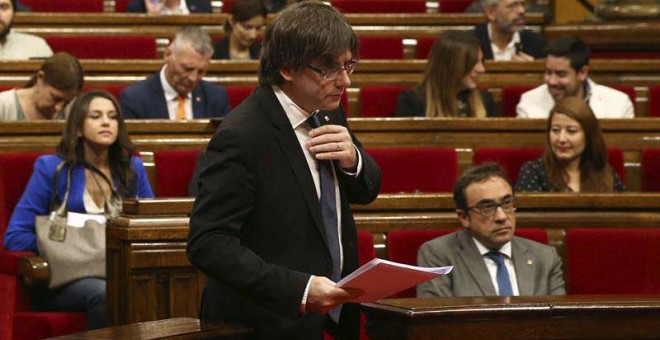 Carles Puigdemont durante su intervención en el Parlament. / TONI ALBIR (EFE)