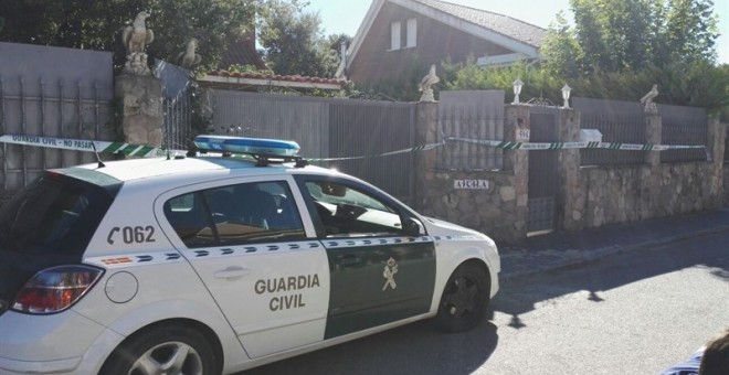 Un vehículo de la Guardia Civil delante del chalé donde se cometió el cuádruple crimen de Pioz. E.P.