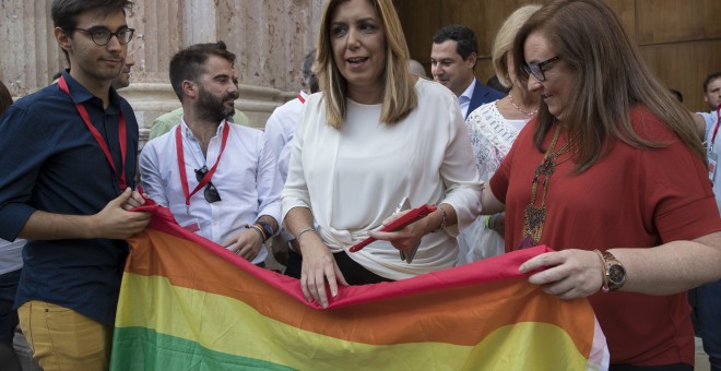 La presidenta andaluza, Susana Díaz, en el Parlamento de Andalucía esta tarde en Sevilla junto a representantes de diversos colectivos y diputadas después de que el pleno del Parlamento haya aprobado la toma en consideración de las proposiciones de ley de