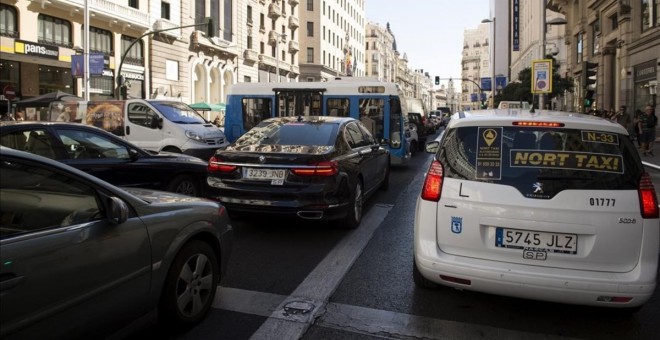 Los atascos son permanentes en la Gran Vía madrileña.