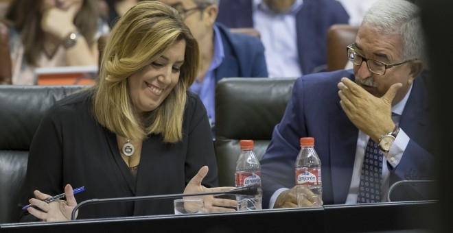 La presidenta andaluza, Susana Díaz, y el vicepresidente Manuel Jiménez Barrios, en sus escaños en la sesión de control al ejecutivo en el Parlamento de Andalucía en Sevilla. EFE/Julio Muñoz