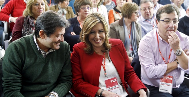 El ahora presidente de la Comisión Gestora del PSOE y president también del Principado de Asturias, Javier Fernández, con la presidenta de la Junta de Andalucía y líder de los socialistas de la comunidad, Susana Diaz, en el Comité Federal celebrado el pas