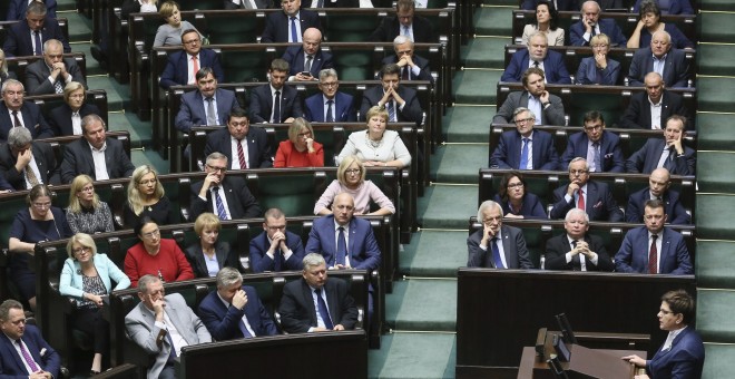 La primera ministra de Polonia, la conservadora Beata Szydlo, durante el pleno del Parlamento polaco que ha desestimado la iniciativa popular que pedía la prohibición casi total del aborto. EFE/Pawel Supernak