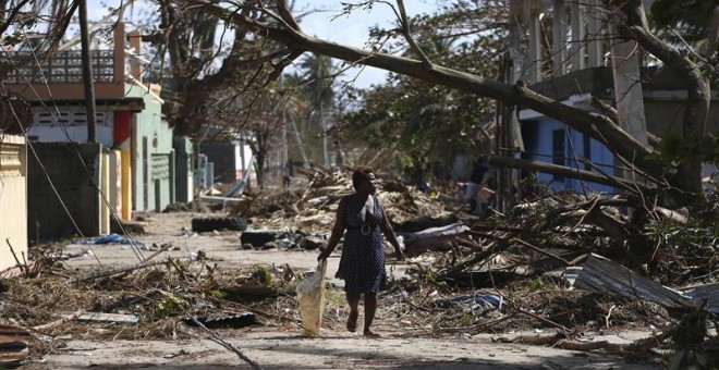 Una mujer tras el paso del huracán Matthew en Playa Gelee, Haití. - EFE
