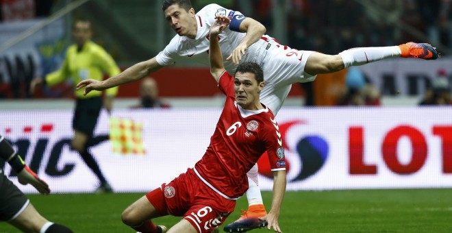 Robert Lewandowski marca uno de sus tres goles a Dinamarca. /REUTERS