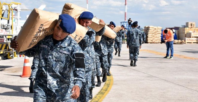 Militares bolivianos cargan un avión militar en Santa Cruz hoy, sábado 8 de octubre 2016, con ayuda humanitaria consistente en cinco toneladas de leche y otro tanto de arroz para atender el desastre causado por el huracán Matthew a Haití. EFE