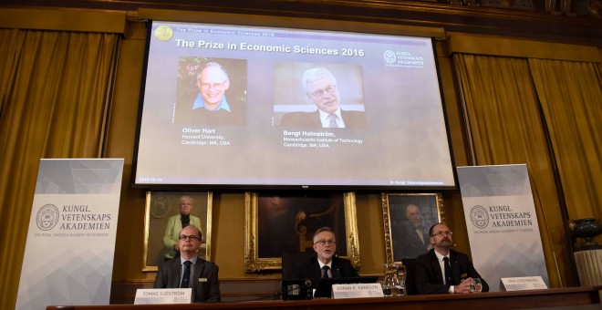 Los economistas Oliver Hart y Bengt Holmström, ganadores del Nobel de Economía por su teoría de contratos.