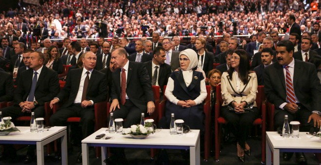 El presidente ruso, Vladimir Putin, con sus homólogos de Venezuela, Nicolás Maduro, y de Turquía, Recep Tayyip Erdogan, en el marco de la 23 edición del Congreso Mundial de la Energía en Estambul (Turquía).REUTERS