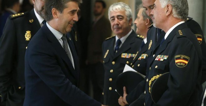 El director general de la Policía, Ignacio Cosidó, saluda a los responsables de la Operación Emperador. EFE/ J. C. Hidalgo