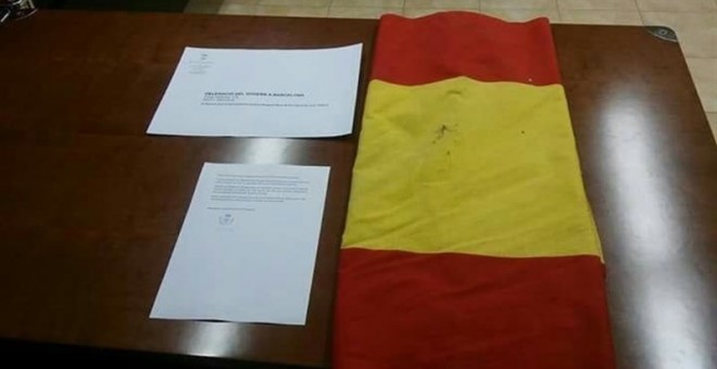 La bandera de España y la carta enviada por la CUP de Viladamat a la delegada del Gobierno, Llanos de Luna.