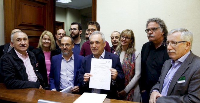 El diputado del PSOE Rafael Simancas (c), acompañado por el secretario general de UGT, José Álvarez (i); el diputado de Podemos, Íñigo Errejón (c, detrás); el diputado de ERC Joán Tardá; y el secretario general de CCOO, Ignacio Ferández Toxo (d), entre ot