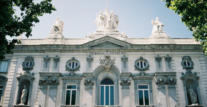 El Tribunal Supremo ha condenado a 3 años y medio de prisión a un hombre por estafa  / EFE