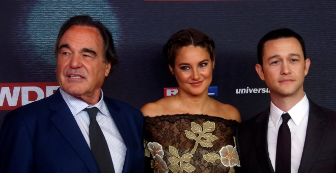 Oliver Stone, director de 'Snowden', junto a los actores Joseph Gordon-Levitt y Shailene Woodley / REUTERS