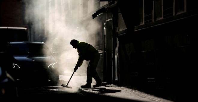 Un trabajador arregla el asfalto de una calle de Madrid. REUTERS/Andrea Comas