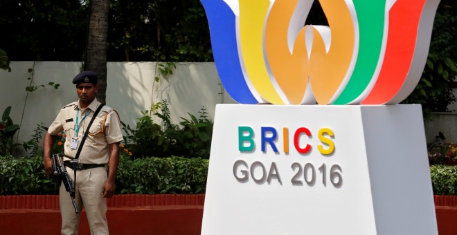 Un agente de seguridad hace guardia junto a una de las sedes de la cumbre los BRICS en Goa (India). REUTERS/Danish Siddiqui