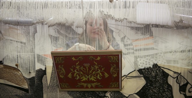 Marta Soria, una de las empleadas de la Real Fábrica de Tapices, teje en un telar de varios siglos de antigüedad. REUTERS / Susana Vera