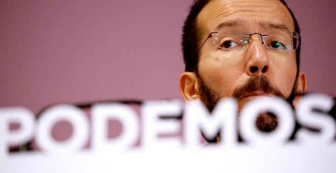 El secretario de Organización de Podemos, Pablo Echenique, durante la rueda de prensa que ha ofrecido hoy para informar de las medidas acordadas en el Consejo de Coordinación del partido. EFE/Sergio Barrenechea