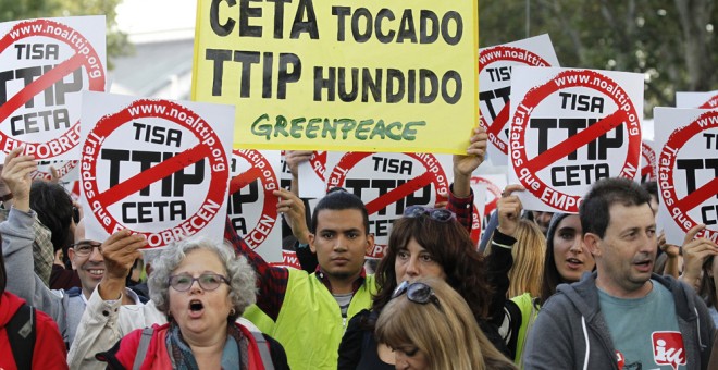 Imagen de la manifestación contra los acuerdos de libre comercio con Canadá (CETA) y EEUU (TTIP) el pasado fin de semana en Madrid. EFE/Víctor Lerena