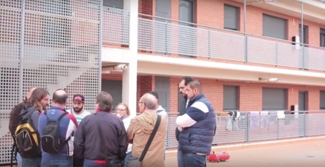El concejal de Vivienda de Zaragoza, Pablo Híjar, con una de las familias afectadas por la amenaza de desalojo que este martes levantó la Sareb.