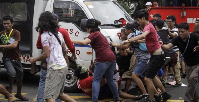 Un furgón policial atropella a manifestantes que protestaban ante la embajada de Estados Unidos en Manila. - EFE