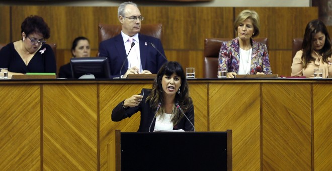 La portavoz de Podemos, Teresa Rodríguez, durante su intervención en la segunda sesión del debate sobre el estado de la Comunidad, el primero que se celebra en Andalucía con la participación de cinco grupos parlamentarios. EFE/José Manuel Vidal