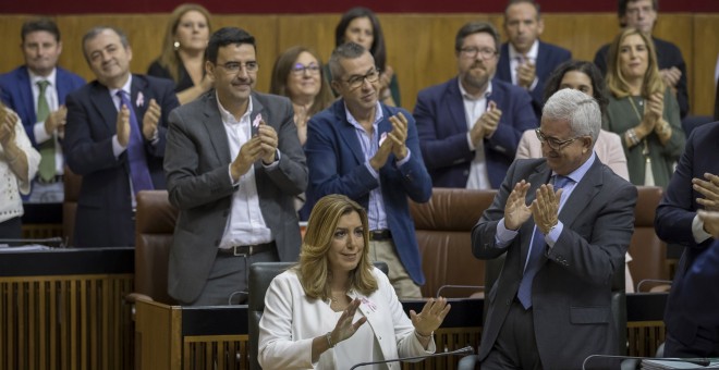La presidenta andaluza, Susana Díaz, es apludida por el grupo socialista en el Parlamento regional en Sevilla tras su discurso en el debate sobre el estado de la comunidad, el primero que se celebra en Andalucía con la participación de cinco grupos parlam