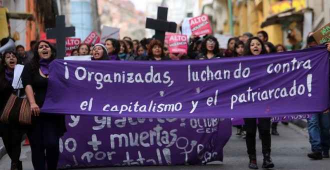 Centenares de bolivianas manifiestan su repudio hacia la violencia machista y claman justicia para las víctimas de feminicidio, en La Paz (Bolivia). EFE/MARTIN ALIPAZ