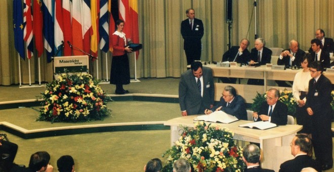 Firma del Tratado de la Unión Europea (TUE) en Maastricht el 7 de febrero de 1992 (que entró en vigor el 1 de noviembre de 1993), que puso en marcha de Unión Económica y Monetaria (UEM).