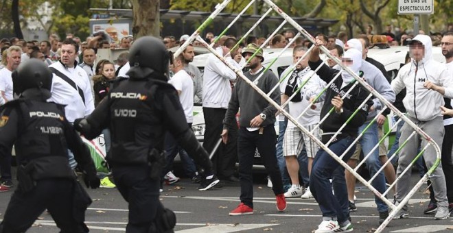 Ultras del Legia de Varsovia se enfrentaron a la Policía antes del partido en el Bernabéu el martes. /EFE