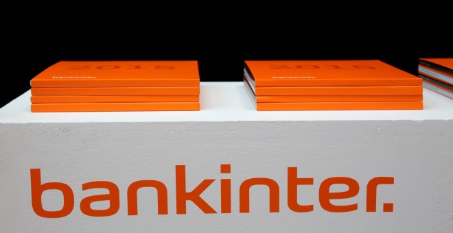 El logo de Bankinter y ejemplares de la memoria del banco en la última junta de accionistas. REUTERS/Andrea Comas
