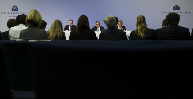 El presidente del BCE, Mario Draghi, en el centro, durante la rueda de prensa en la sede de la entidad tras la reunión del Consejo de Gobierno, en Fráncfort. REUTERS/Kai Pfaffenbach