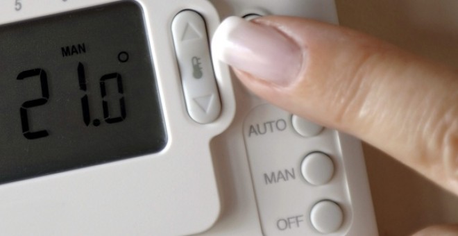 Un termostato marca 21º, la temperatura óptima para ahorrar energía. EFE