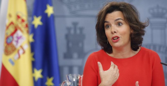 La vicepresidenta del Gobierno en funciones, Soraya Sáenz de Santamaría, durante la rueda de prensa que ha ofrecido hoy tras la reunión del Consejo de Ministros, que ha aprobado hoy el Plan Director de la Red de Parques Nacionales, formado por los 15 espa