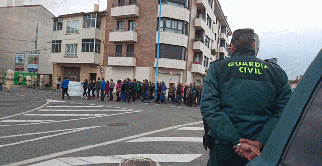 Cientos de personas denuncian la “presencia asfixiante” de la Guardia Civil en Alsasua. DANILO ALBIN
