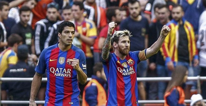 Messi celebra el tercer gol al Valencia. EFE/Biel Aliño